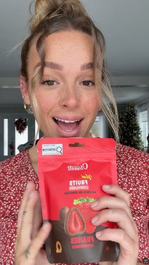 Créatrice et créateur tenant une boîte O'Sweetz